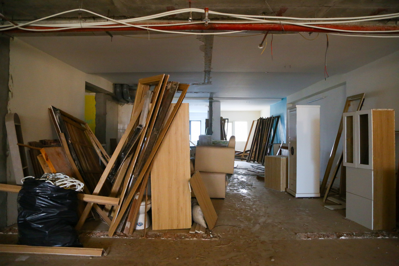 Sai phạm của tổ hợp khách sạn và căn hộ cao cấp được dư luận quan tâm. Việc tự tháo dỡ được thực hiện từ cuối năm 2021 nhưng bị ngưng trệ do dịch COVID-19.