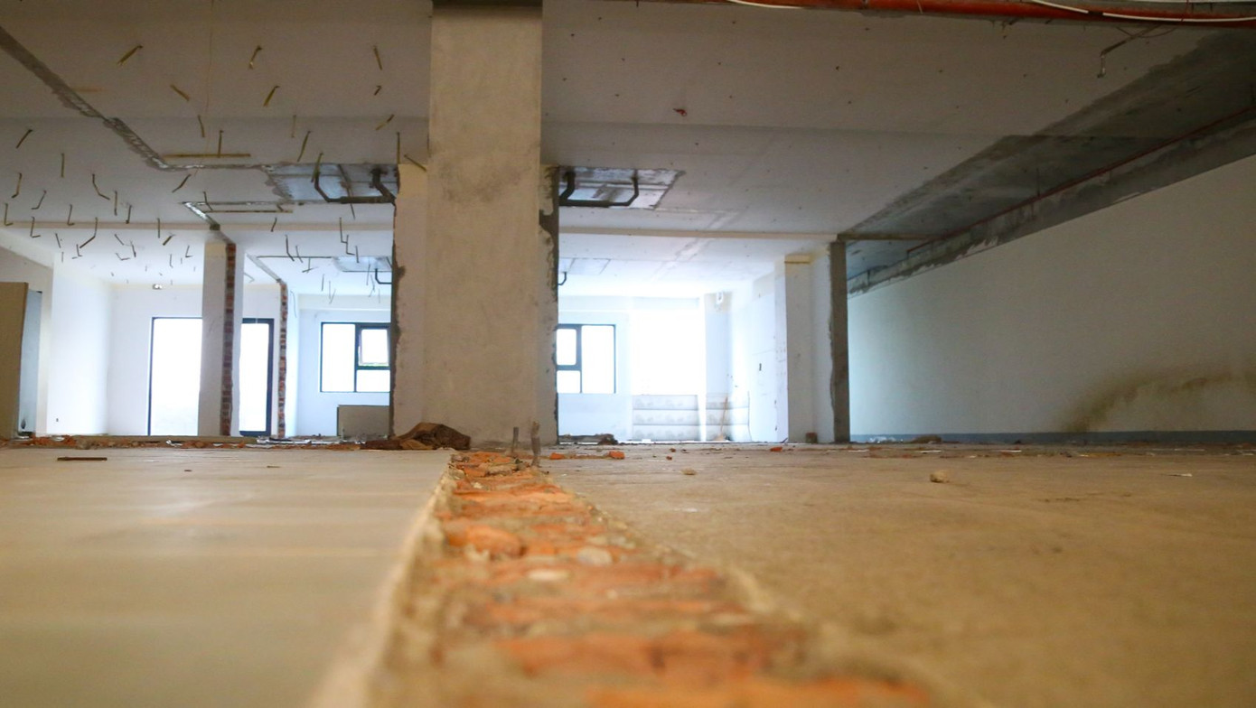 Mỗi tầng có 26 căn hộ đều đã được tháo dỡ xong phần thô. Các vật tư dôi dư sau tháo dỡ, phía ban quản lý khu căn hộ sẽ thanh lý