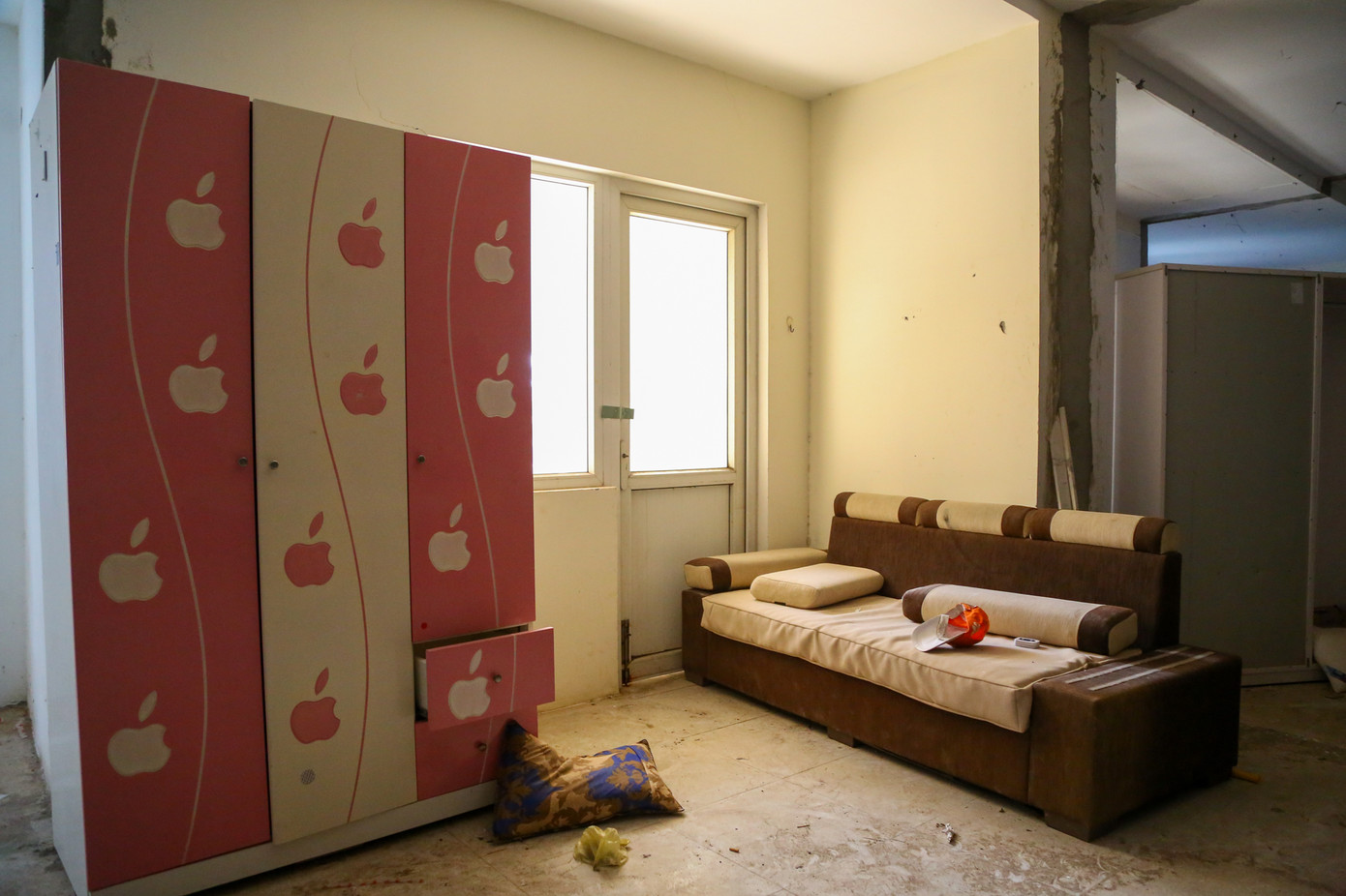 Quản lý khu căn hộ cho biết việc tháo dỡ gặp khó khăn do đàm phán với các khách hàng đã mua những căn hộ sai phép trên. Sau khi đàm phán thành công, chủ đầu tư mua lại với giá gần gấp đôi so với giá bán ban đầu rồi mới tiến hành tháo dỡ.