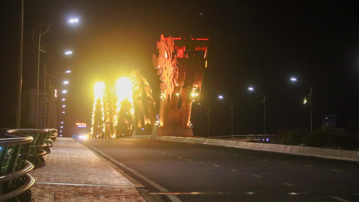 Cầu rồng, một công trình biểu tượng của TP Đà Nẵng sau thời khắc áp dụng chỉ thị 05 của UBND TP. Cầu rồng, một công trình biểu tượng của TP Đà Nẵng sau thời khắc áp dụng chỉ thị 05 của UBND TP.