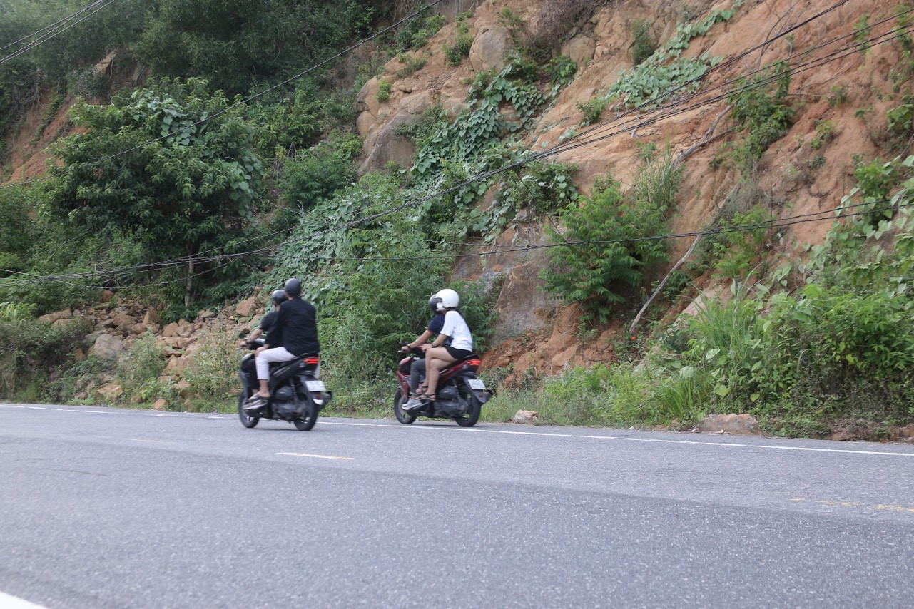 Theo ghi nhận của Tiền Phong, sau mỗi đợt mưa lớn, các tuyến đường lên bán đảo Sơn Trà lại có nhiều điểm sạt lở. Nhiều sườn núi bị xói mòn, đất đá đổ xuống sát mép đường gây mất an toàn cho nhiều phương tiện khi di chuyển qua những đoạn đường này.