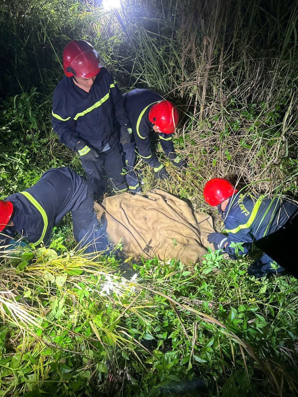 Lực lượng cứu nạn cứu hộ đưa thi thể nạn nhân lên từ vực sâu.