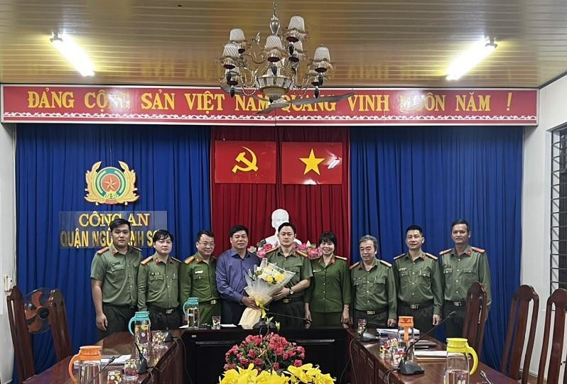 UBND quận Ngũ Hành Sơn khen thưởng các đơn vị công an phát hiện và ngăn chặn kịp thời vụ việc.