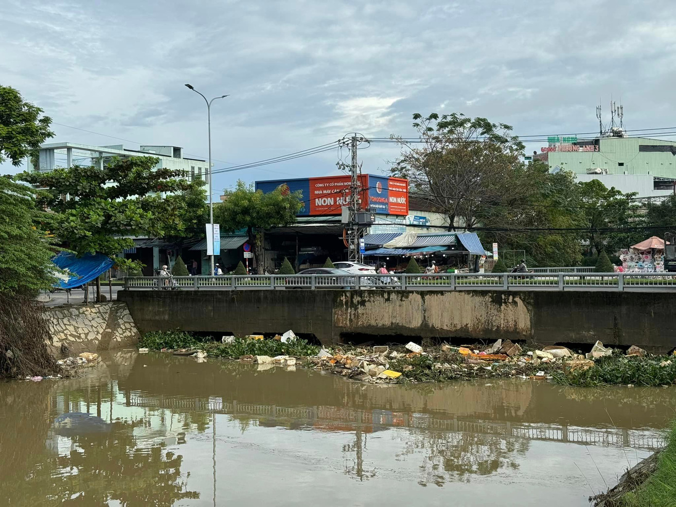 Nhiều cầu, cống ngập rác, đây là một trong những nguyên nhân khiến tình trạng ngập cục bộ xảy ra trên địa bàn quận Liên Chiểu. Ảnh: L.M.S