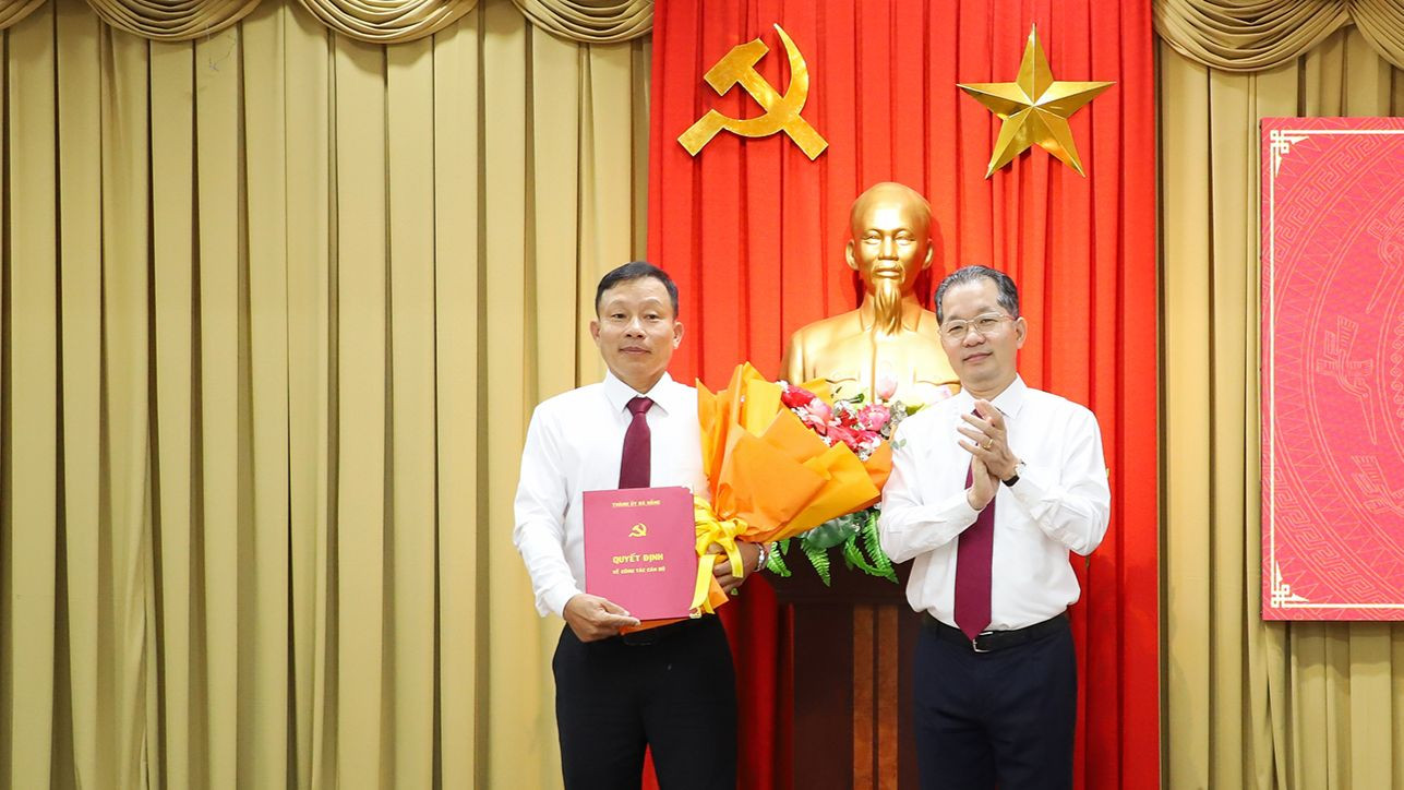 Ông Nguyễn Văn Quảng, Bí thư Thành ủy Đà Nẵng trao quyết định bổ nhiệm cho ông Đoàn Duy Tân. Ảnh: B.Đ.N Ông Nguyễn Văn Quảng, Bí thư Thành ủy Đà Nẵng trao quyết định bổ nhiệm cho ông Đoàn Duy Tân. Ảnh: B.Đ.N