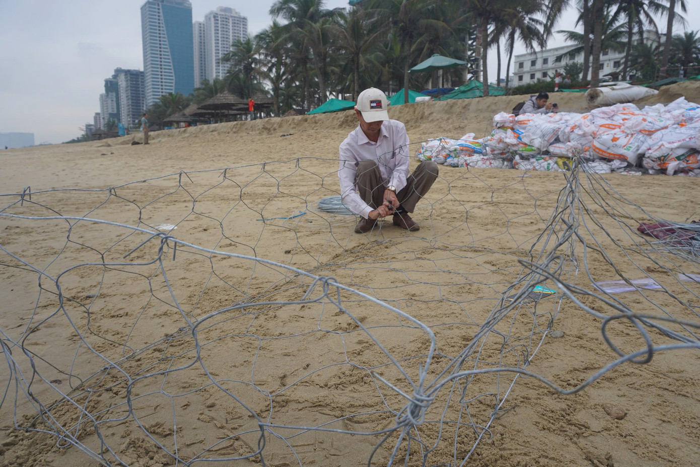 Đan rọ thép kích thước 1,5m x 2m để đặt các bao cát xếp chồng lên nhau thành một hàng dài để ngăn sóng biển đánh phá bờ biển Mỹ Khê.