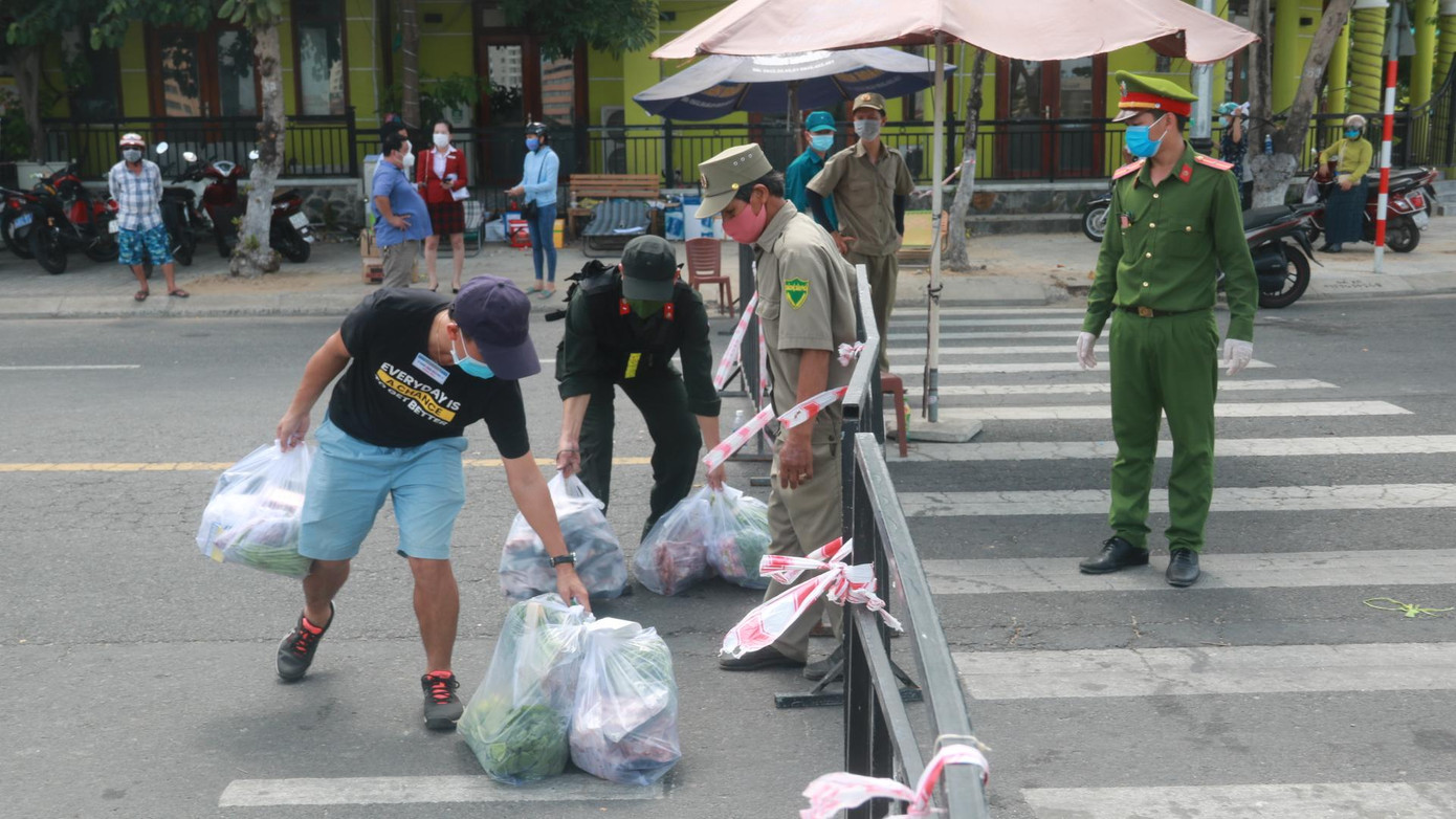Ngày 3/8, các tổ COVID-19 cộng đồng trên địa bàn phường Nại Hiên Đông (quận Sơn Trà) bắt đầu triển khai việc đi chợ cho người dân trong các khu dân cư, chung cư đang phải thực hiện việc phong tỏa cách ly y tế để phòng chống dịch COVID-19.