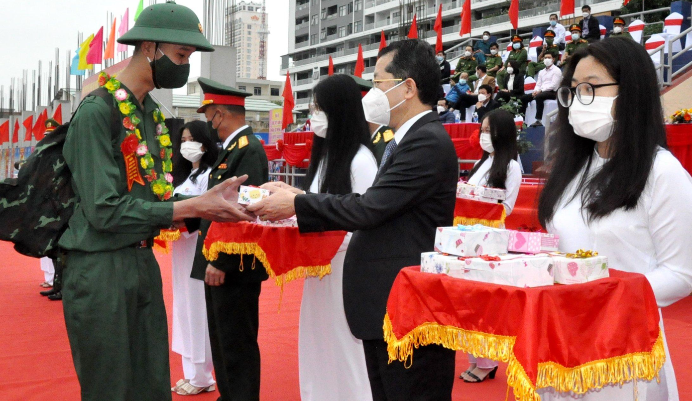 Ông Nguyễn Văn Quảng, Bí thư Thành ủy Đà Nẵng tặng quà cho tân binh lên đường nhập ngũ.