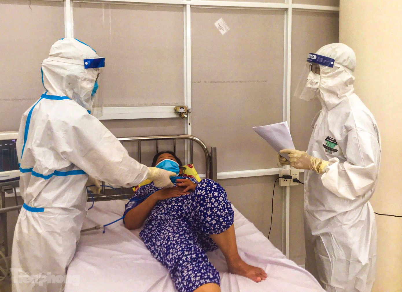 Chăm sóc, chữa trị bệnh nhân COVID-19 tại bệnh viên dã chiến phía tây TP Đà Nẵng. Ảnh: N.V