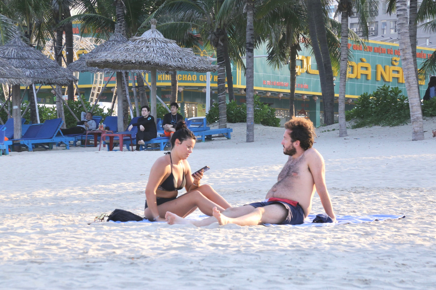 Các du khách nước ngoài thích thú tận hưởng không khí trong lành, tươi mát trên bãi biển Mỹ Khê. Các du khách nước ngoài thích thú tận hưởng không khí trong lành, tươi mát trên bãi biển Mỹ Khê.