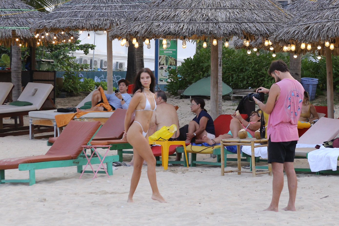 Một du khách nước ngoài thả dáng, ghi hình trên bãi cát trắng ở biển Phạm Văn Đồng. Một du khách nước ngoài thả dáng, ghi hình trên bãi cát trắng ở biển Phạm Văn Đồng.