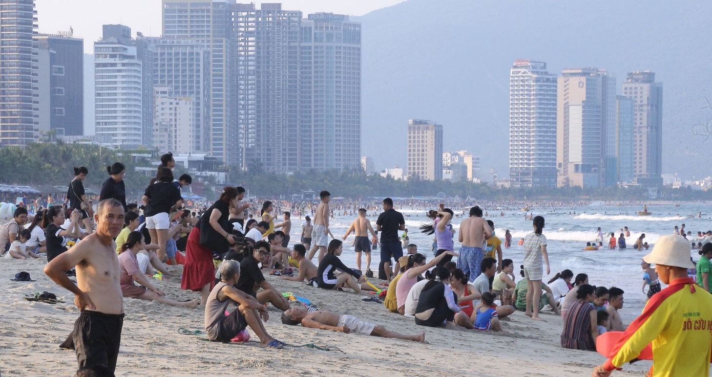 Ghi nhận của phóng viên báo Tiền Phong, trong các ngày lễ, tại khu vực biển Mỹ Khê, Mỹ An, Phạm Văn Đồng luôn trong tình trạng ken đặc người dân và du khách tắm biển. Ghi nhận của phóng viên báo Tiền Phong, trong các ngày lễ, tại khu vực biển Mỹ Khê, Mỹ An, Phạm Văn Đồng luôn trong tình trạng ken đặc người dân và du khách tắm biển.