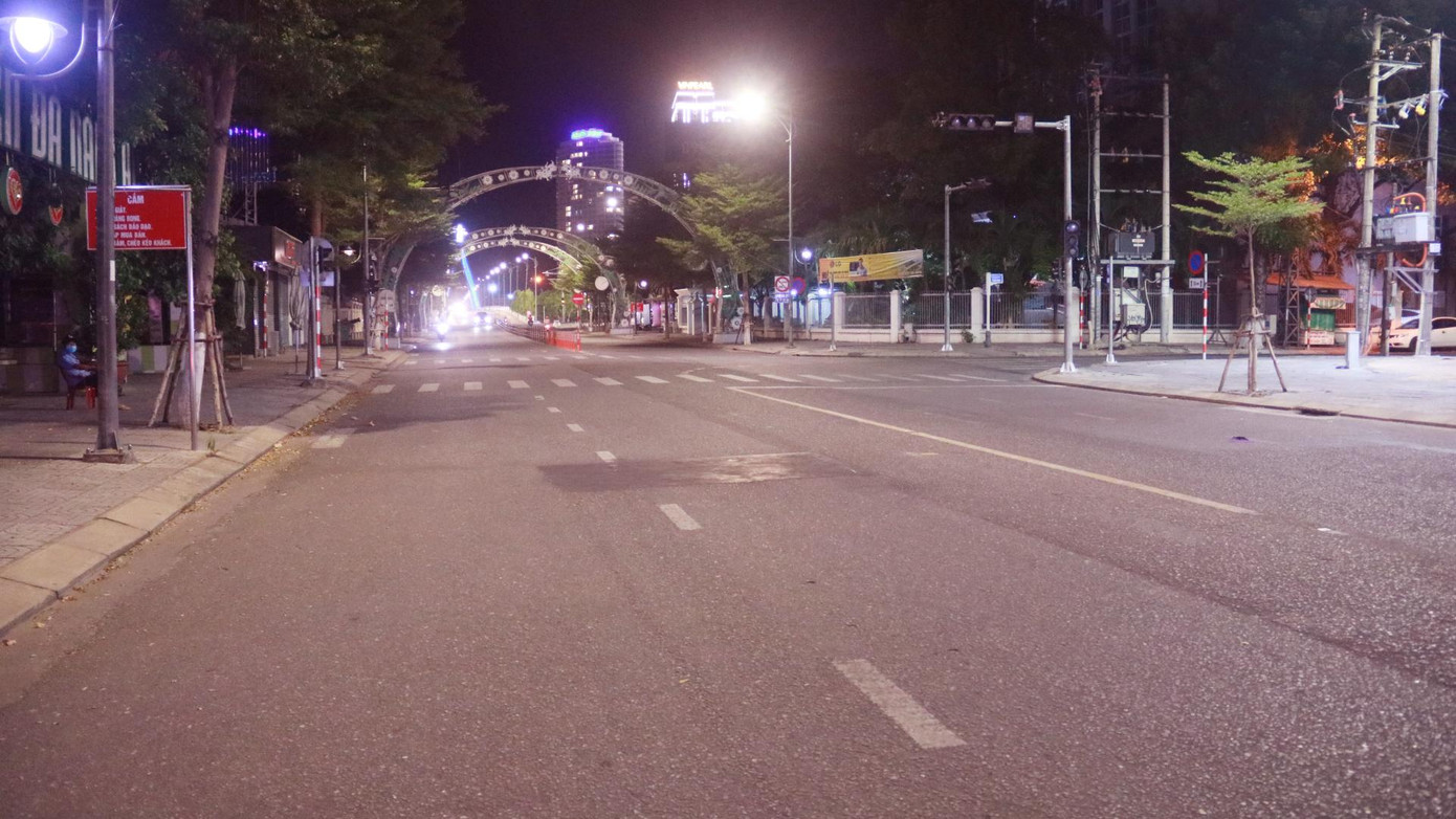 Theo chỉ thị 05, người dân không được ra khỏi nhà để phòng chống dịch. Chỉ được phép ra khỏi nhà trong những trường hợp đi mua lương thực, thực phẩm; cấp cứu, khám chữa bệnh, xét nghiệm SARS-CoV-2…; đi làm việc tại công sở, tác nghiệp báo chí; đi làm việc tại các cơ sở kinh doanh, dịch vụ được phép hoạt động; điều khiển phương tiện vận chuyển hàng hóa thiết yếu; thực hiện nhiệm vụ vệ sinh môi trường, xử lý sự cố điện, nước, hệ thống hạ tầng kỹ thuật thông tin, phòng chống dịch. Theo chỉ thị 05, người dân không được ra khỏi nhà để phòng chống dịch. Chỉ được phép ra khỏi nhà trong những trường hợp đi mua lương thực, thực phẩm; cấp cứu, khám chữa bệnh, xét nghiệm SARS-CoV-2…; đi làm việc tại công sở, tác nghiệp báo chí; đi làm việc tại các cơ sở kinh doanh, dịch vụ được phép hoạt động; điều khiển phương tiện vận chuyển hàng hóa thiết yếu; thực hiện nhiệm vụ vệ sinh môi trường, xử lý sự cố điện, nước, hệ thống hạ tầng kỹ thuật thông tin, phòng chống dịch.