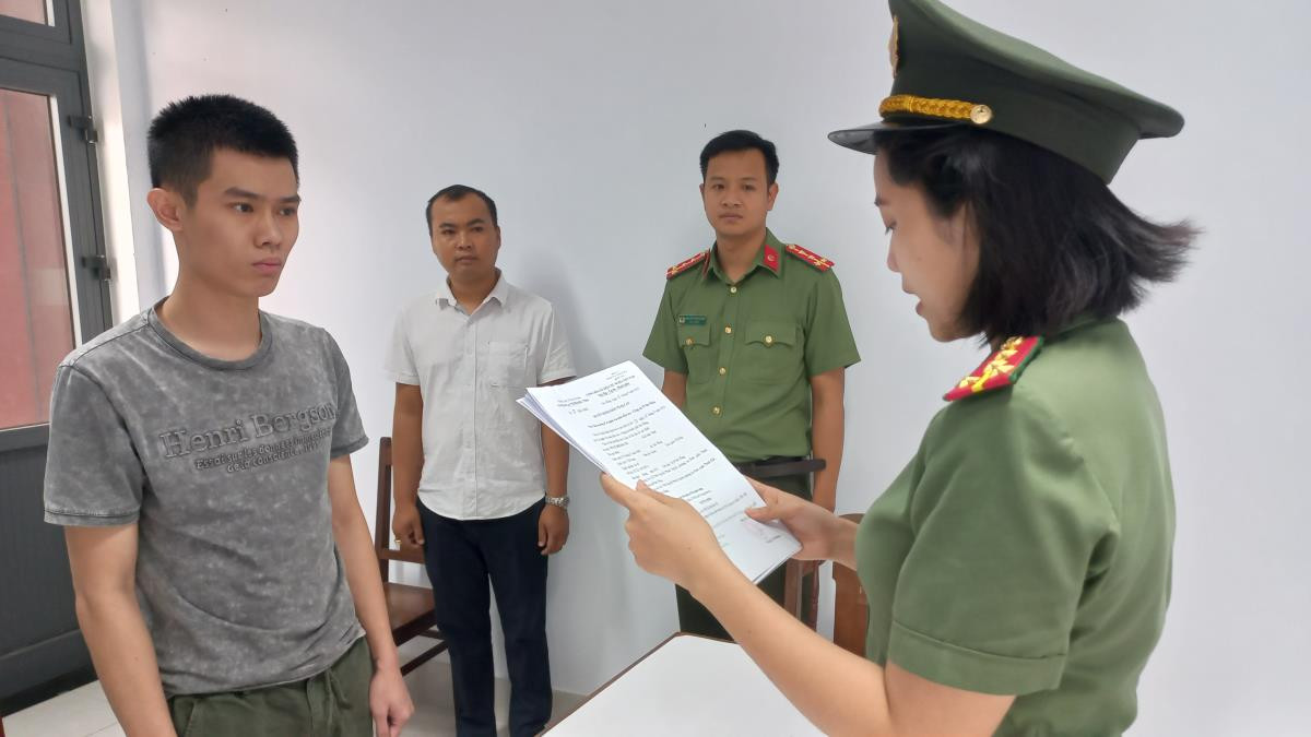 Tống đạt quyết định khởi tố bị can, bắt tạm giam đối với Võ Lê Hoàng Tú (bên trái). Tống đạt quyết định khởi tố bị can, bắt tạm giam đối với Võ Lê Hoàng Tú (bên trái).