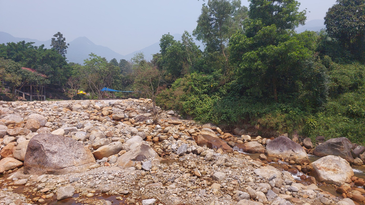 Theo ghi nhận, các hộ kinh doanh tại đây dùng đá lớn và bê-tông để chặn dòng chảy của suối, tạo thành các hồ nước.