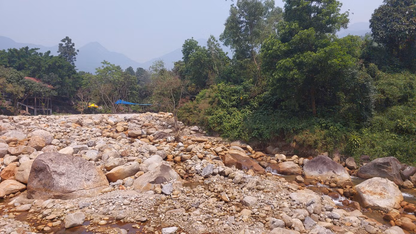 Theo ghi nhận, các hộ kinh doanh tại đây dùng đá lớn và bê-tông để chặn dòng chảy của suối, tạo thành các hồ nước.