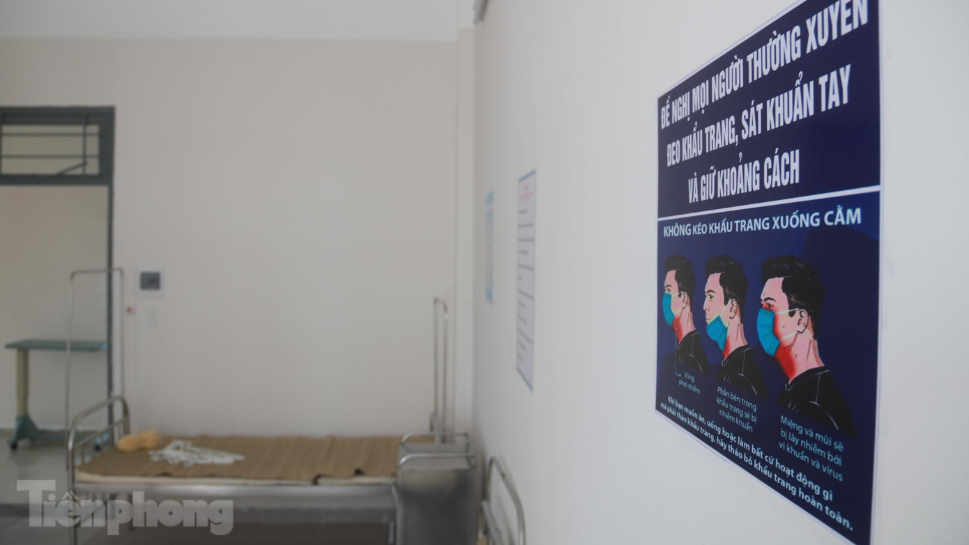 Bên trong các buồng bệnh có bảng nội quy và các đề nghị, khuyến cáo cho bệnh nhân thường xuyên đeo khẩu trang, sát khuẩn tay và giữ khoảng cách. Bên trong các buồng bệnh có bảng nội quy và các đề nghị, khuyến cáo cho bệnh nhân thường xuyên đeo khẩu trang, sát khuẩn tay và giữ khoảng cách.