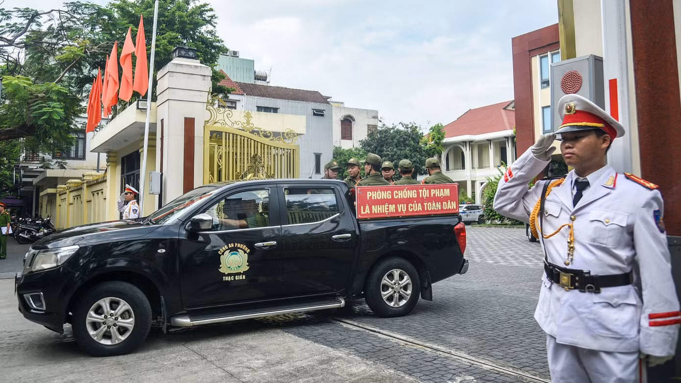 Đồng thời, huy động tối đa lực lượng, phương tiện đồng loạt ra quân trấn áp, truy quét, xử lý nghiêm các loại tội phạm, vi phạm pháp luật trên đường phố, trọng tâm là tội phạm “móc túi” trộm cắp tài sản, cướp, cướp giật, hủy hoại tài sản; tình trạng thanh thiếu niên sử dụng phương tiện độ, chế tụ tập đua xe trái phép, sử dụng hung khí đánh nhau, càn quấy, cố ý gây thương tích, gây rối trật tự công cộng,…