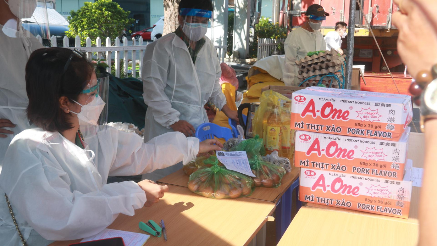 Công việc lên đơn hàng, giao hàng cho người dân diễn ra rất khẩn trương để hàng hoá được tươi ngon khi đến tay người dân.