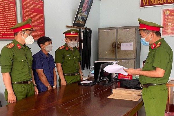 Cơ quan công an đọc lệnh bắt giam đối tượng Hồ Dễ. Ảnh: C.A