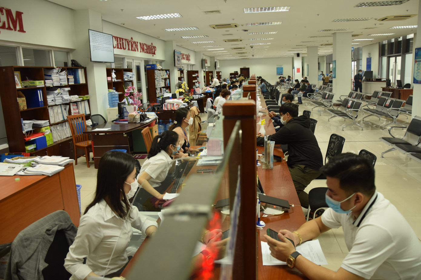 Cán bộ, công chức Đà Nẵng làm việc tại trung tâm hành chính thành phố.