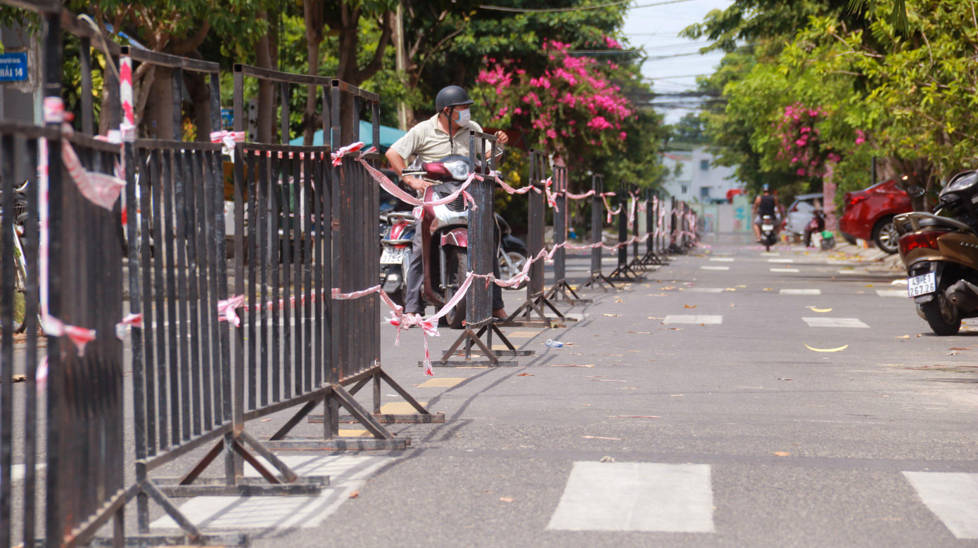 Trong ngày 31/7 trên địa bàn phường Nại Hiên Đông tiếp tục ghi nhận thêm 21 ca mắc COVID-19. Đến sáng ngày 1/8, khu vực này tiếp tục ghi nhận các ca mắc mới. Chính quyền địa phương yêu cầu người dân không được ra khỏi nhà. Thực hiện nghiêm phương châm: “Nhà cách ly với nhà, tổ dân phố cách ly với tổ dân phố, khu dân cư cách ly với khu dân cư”. Chỉ ra ngoài trong trường hợp cấp thiết như cấp cứu, thiên tai, hỏa hoạn...