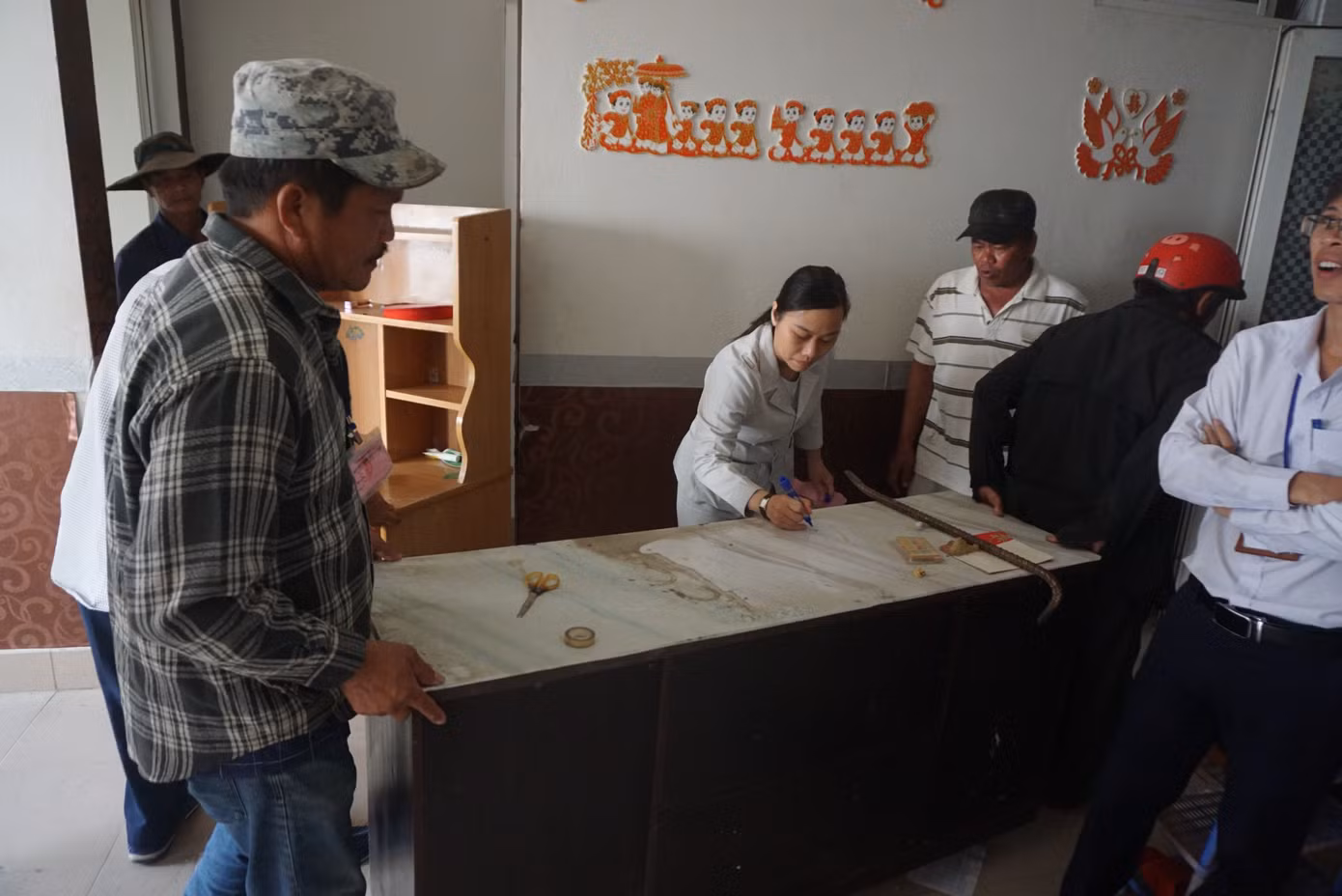Bên trong một căn hộ chung cư bị cưỡng chế. Bên trong một căn hộ chung cư bị cưỡng chế.
