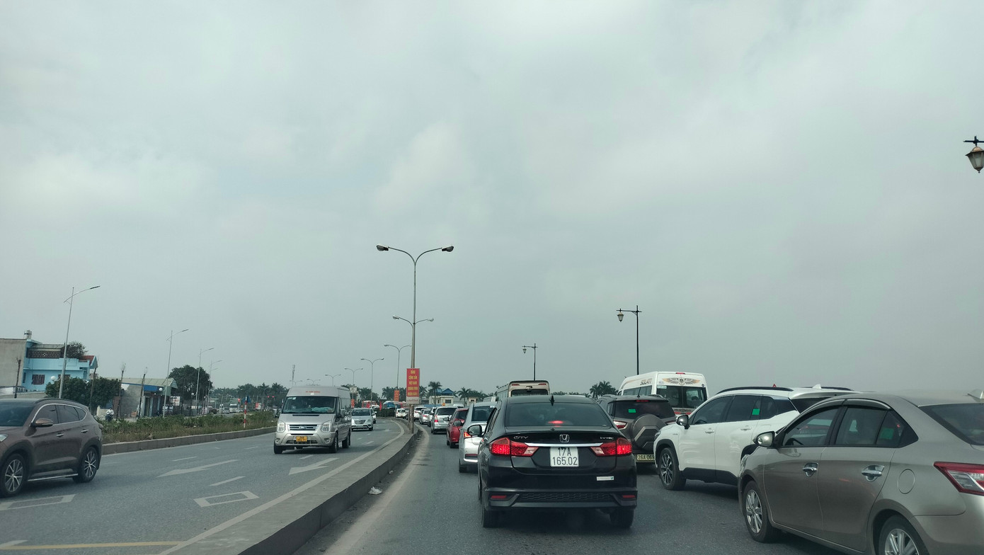 Các giao lộ trên tuyến QL 10 hướng đi Hà Nội đông nghịt, dồn ứ phương tiện ra vào.