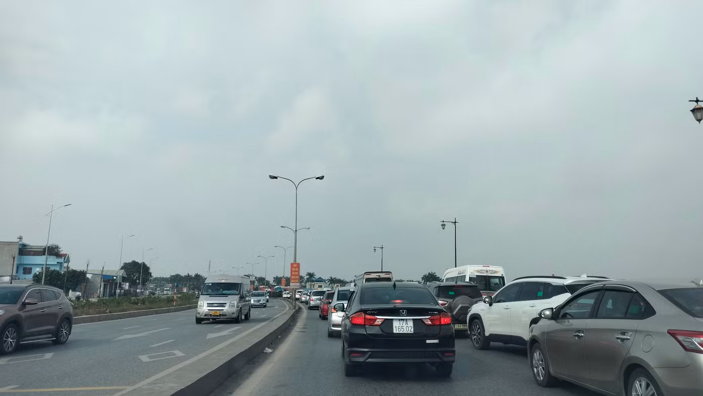 Các giao lộ trên tuyến QL 10 hướng đi Hà Nội đông nghịt, dồn ứ phương tiện ra vào.
