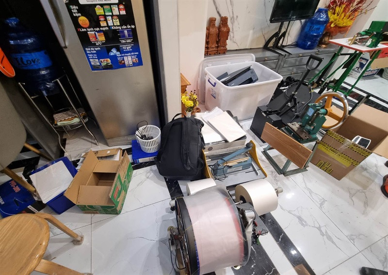 Bên trong "xưởng" sản xuất tiền giả của các đối tượng. Bên trong "xưởng" sản xuất tiền giả của các đối tượng.