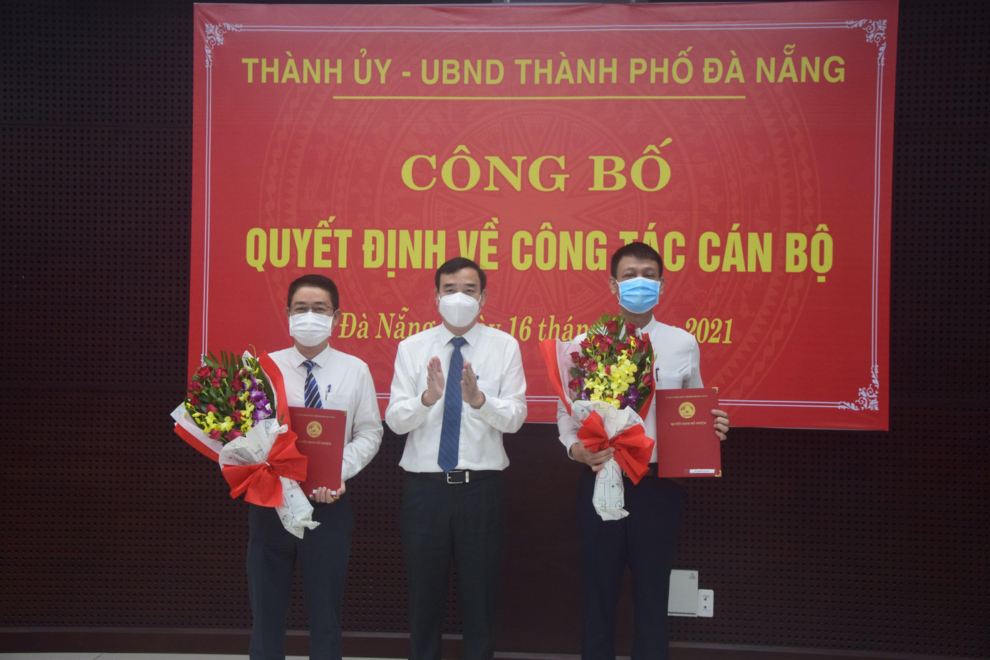Ông Nguyễn Hà Bắc (trái) và ông Nguyễn Hà Nam nhận quyết định của Chủ tịch UBND TP Đà Nẵng tại lễ công bố.