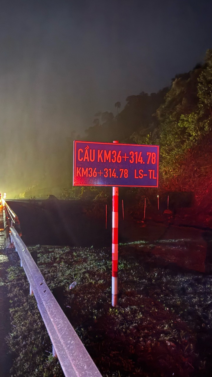 Vị trí tai nạn gần trùng với khúc cua xảy ra vụ xe đầu kéo lao xuống vực vào ngày 18/12 vừa qua.