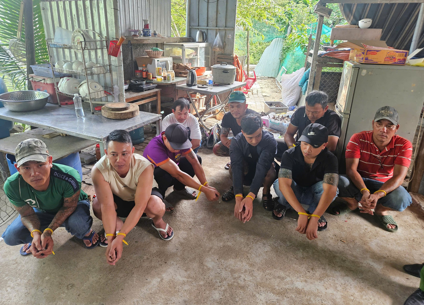 Tại hiện trường, lực lượng Công an tạm giữ hàng chục đối tượng đến từ nhiều địa phương tham gia; đồng thời thu giữ 2 con gà, 11 xe máy, 13 điện thoại di động. Đây là tụ điểm cá độ đá gà gây phức tạp về an ninh trật tự, gây bức xúc trong nhân dân. Sau thời gian theo dõi, các trinh sát công an đã bất ngờ ập vào bắt gọn các đối tượng liên quan. Tại hiện trường, lực lượng Công an tạm giữ hàng chục đối tượng đến từ nhiều địa phương tham gia; đồng thời thu giữ 2 con gà, 11 xe máy, 13 điện thoại di động. Đây là tụ điểm cá độ đá gà gây phức tạp về an ninh trật tự, gây bức xúc trong nhân dân. Sau thời gian theo dõi, các trinh sát công an đã bất ngờ ập vào bắt gọn các đối tượng liên quan.