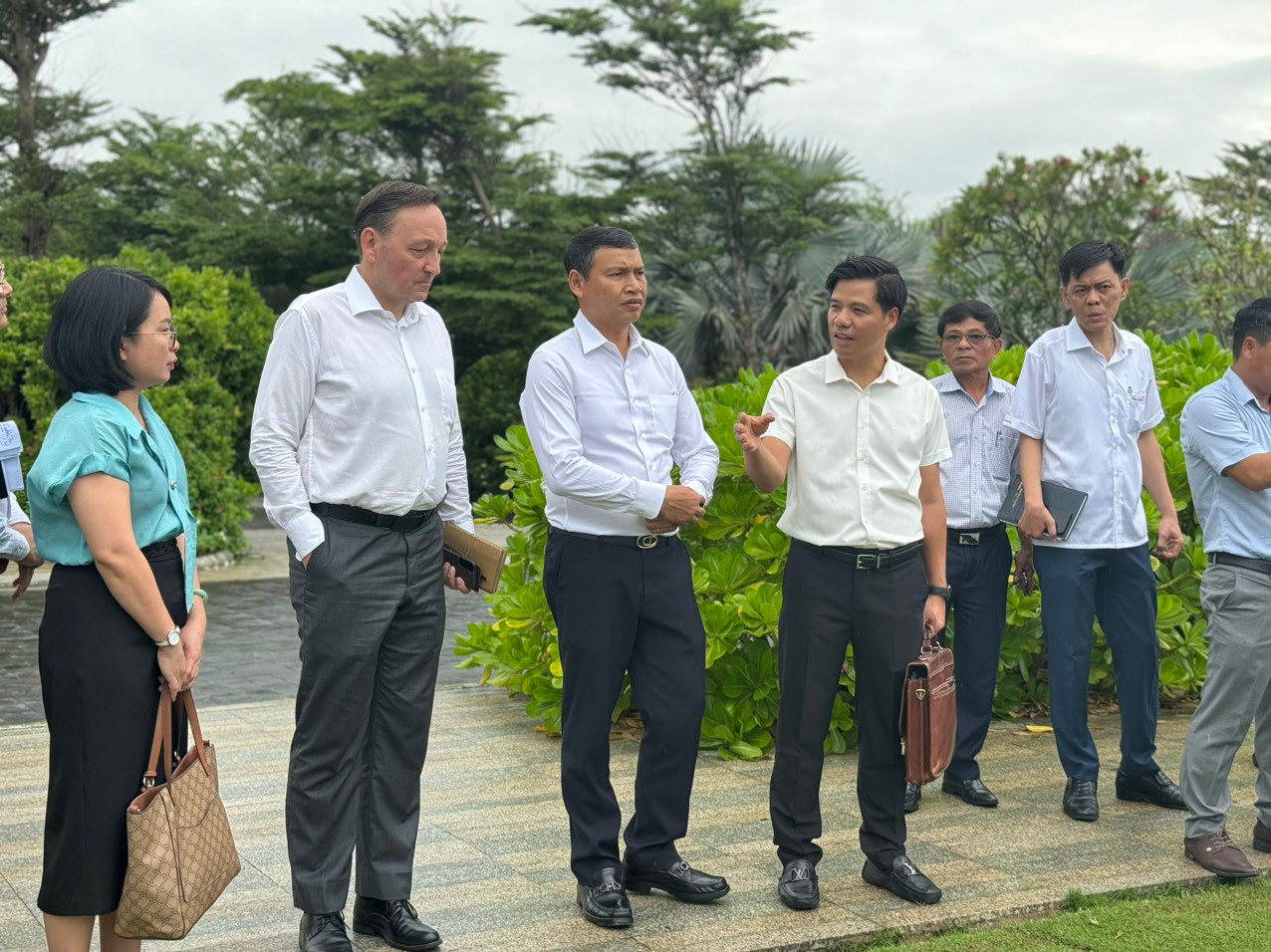 Ông Hồ Kỳ Minh (thứ 3, từ trái qua) lắng nghe ý kiến phản ánh giá thuê đất cao của doanh nghiệp. Ông Hồ Kỳ Minh (thứ 3, từ trái qua) lắng nghe ý kiến phản ánh giá thuê đất cao của doanh nghiệp.