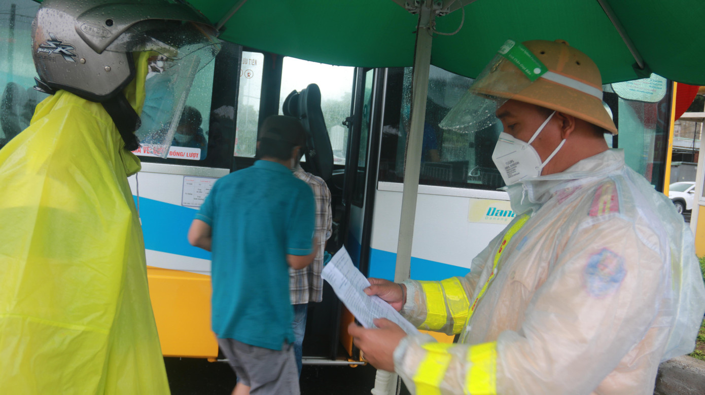 Kiểm tra giấy tờ của người dân khi qua chốt.