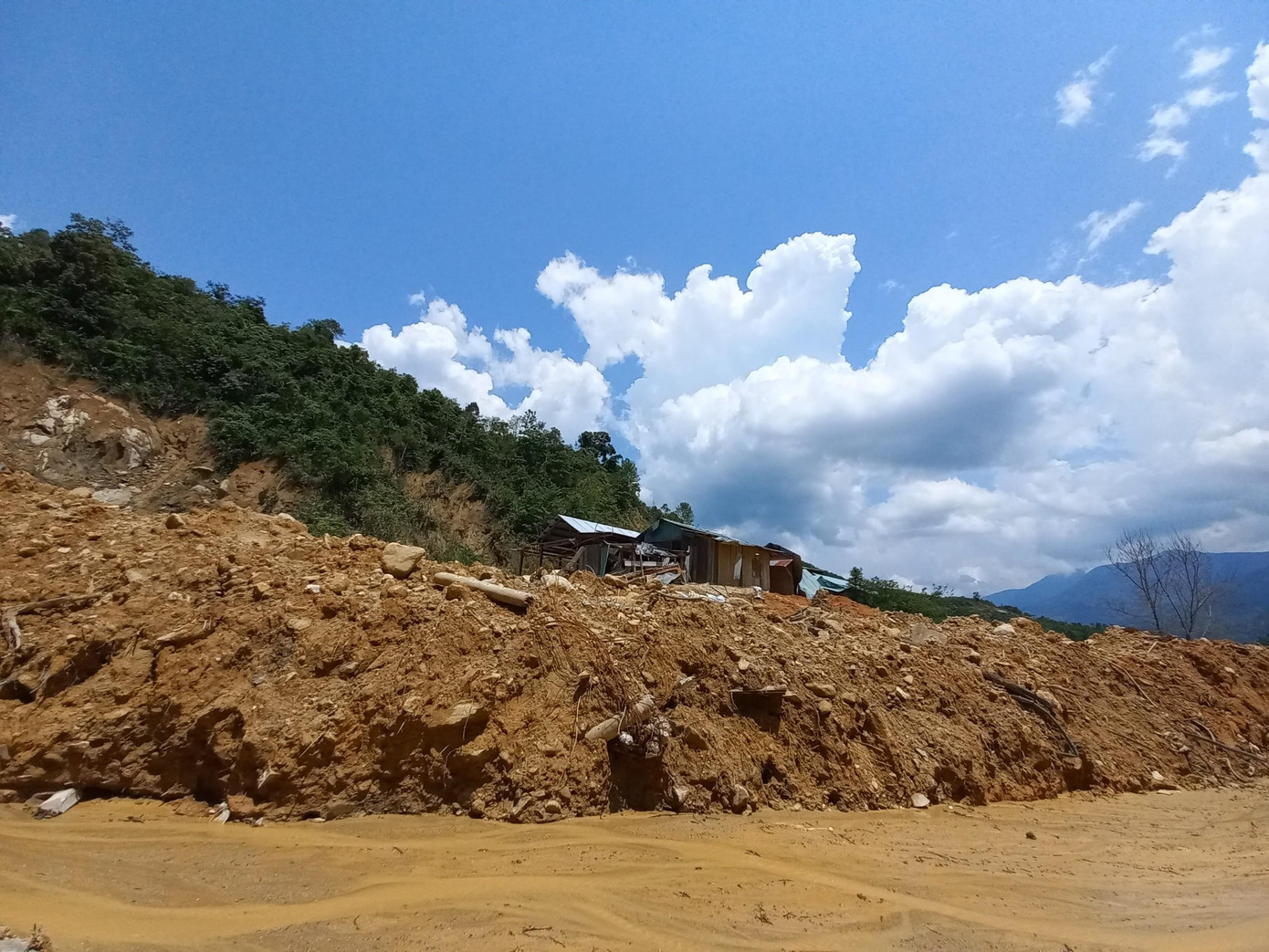 Bùn đất non từ núi cao tiếp tục đổ ập xuống tại các vị trí sạt lở hồi tháng 10 năm trước đe doạ an toàn của hàng chục hộ dân tại thôn 2 xã Phước Thành.