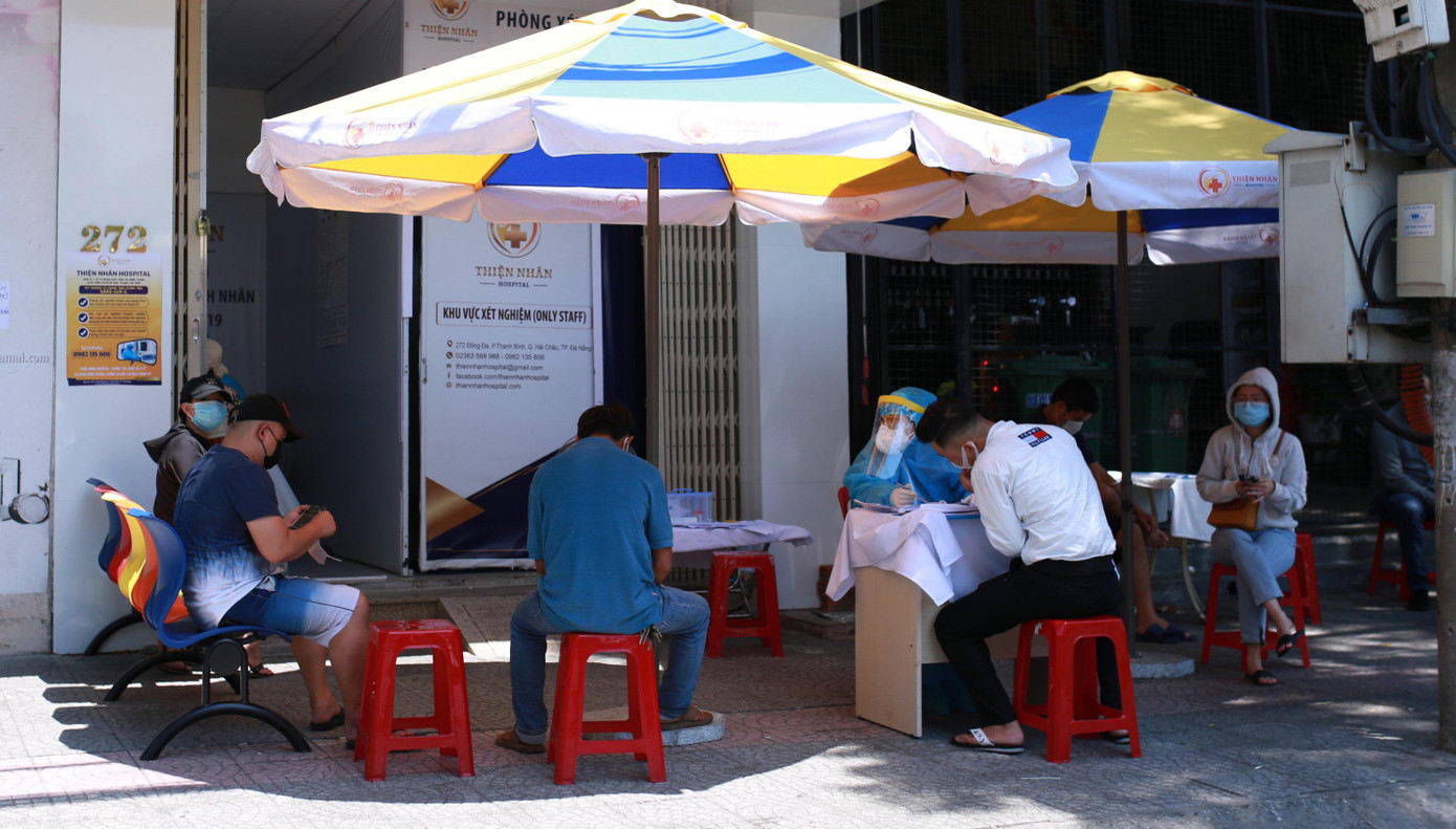 Người dân Đà Nẵng chủ động đến cơ sở khám chữa bệnh tư nhân trên đường Đống Đa để xét nghiệm COVID-19 trong bối cảnh dịch bệnh trên địa bàn bùng phát, lây lan nhanh. Người dân Đà Nẵng chủ động đến cơ sở khám chữa bệnh tư nhân trên đường Đống Đa để xét nghiệm COVID-19 trong bối cảnh dịch bệnh trên địa bàn bùng phát, lây lan nhanh.