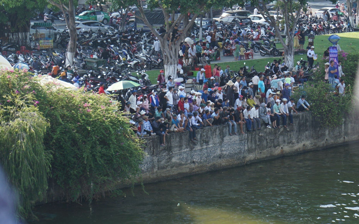 Dọc hai bên bờ sông Hàn, người dân và du khách chen chân xem và cổ vũ cho các đội đua. Dọc hai bên bờ sông Hàn, người dân và du khách chen chân xem và cổ vũ cho các đội đua.
