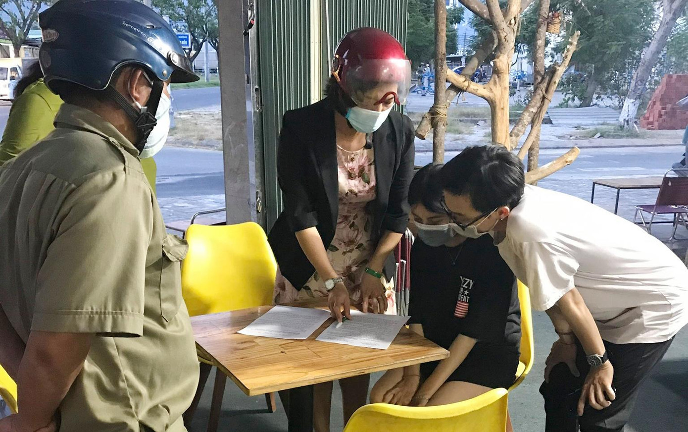 Tổ phòng chống dịch COVID-19 phường Nại Hiên Đông (quận Sơn Trà) tuyên truyền, vận động các hộ kinh doanh cam kết thực hiện các biện pháp phòng chống COVID-19.