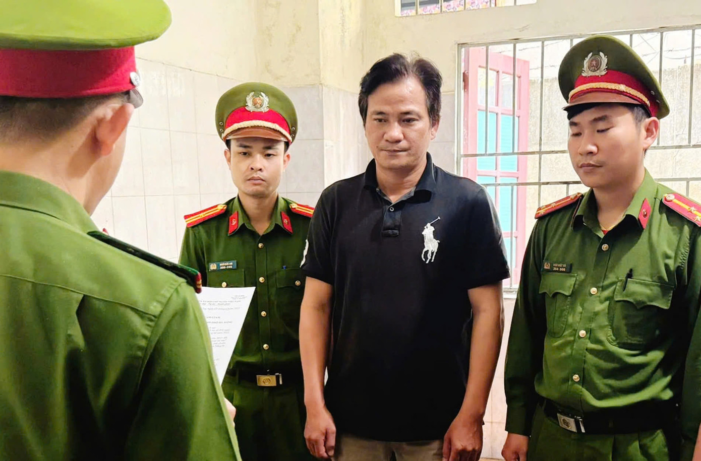 Công an thực hiện lệnh khởi tố với Nguyễn Mai Hà. Công an thực hiện lệnh khởi tố với Nguyễn Mai Hà.