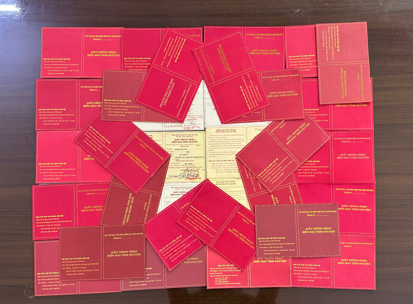 Lá cờ Tổ quốc được "vẽ" bằng những giấy chứng nhận hiến máu tình nguyện. Lá cờ Tổ quốc được "vẽ" bằng những giấy chứng nhận hiến máu tình nguyện.