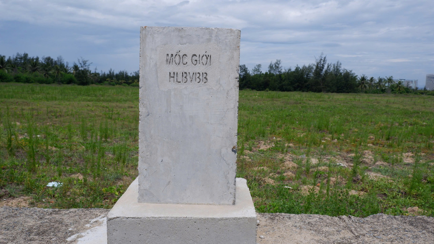 Các cột mốc ranh giới bãi tắm phục vụ công cộng vừa được cắm lên dọc bờ kè dự án. Ban quản lý dự án đầu tư xây dựng các công trình dân dụng, công nghiệp và hạ tầng kỹ thuật Đà Nẵng cho biết: việc thu hồi một phần khu du lịch ven biển Hòn Ngọc Á Châu làm dự án công viên công cộng đã được TP Đà Nẵng phê duyệt quy hoạch chi tiết 1/500 năm 2018.