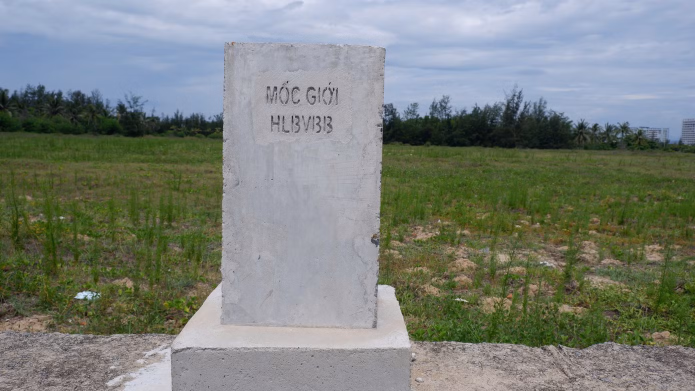 Các cột mốc ranh giới bãi tắm phục vụ công cộng vừa được cắm lên dọc bờ kè dự án. Ban quản lý dự án đầu tư xây dựng các công trình dân dụng, công nghiệp và hạ tầng kỹ thuật Đà Nẵng cho biết: việc thu hồi một phần khu du lịch ven biển Hòn Ngọc Á Châu làm dự án công viên công cộng đã được TP Đà Nẵng phê duyệt quy hoạch chi tiết 1/500 năm 2018.