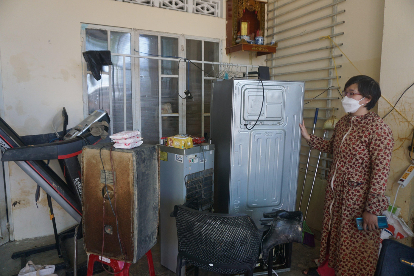 Nước lũ ngập sâu khiến các tài sản, trang thiết bị của một gia đình ở phường Hoà Khánh Nam hư hỏng, khó lòng sửa chữa được.