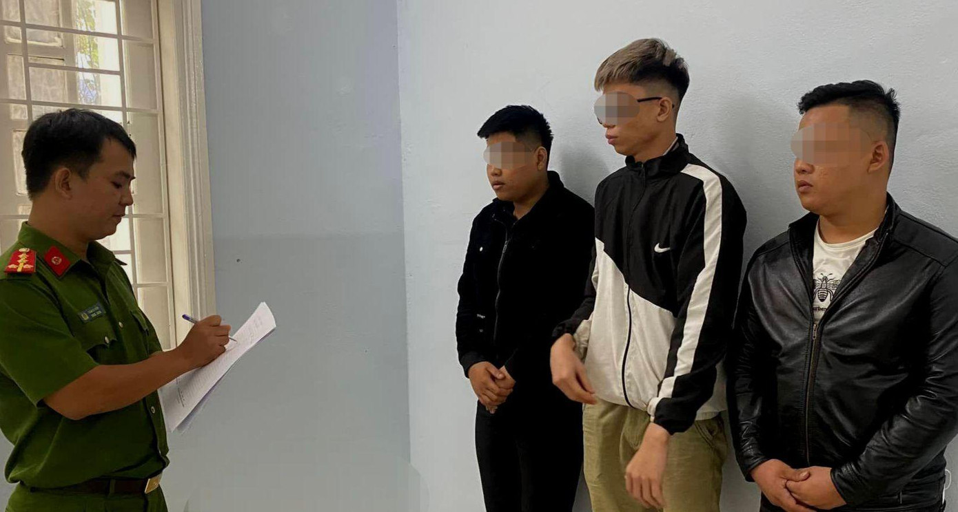 3 trong số 5 đối tượng tại cơ quan công an.