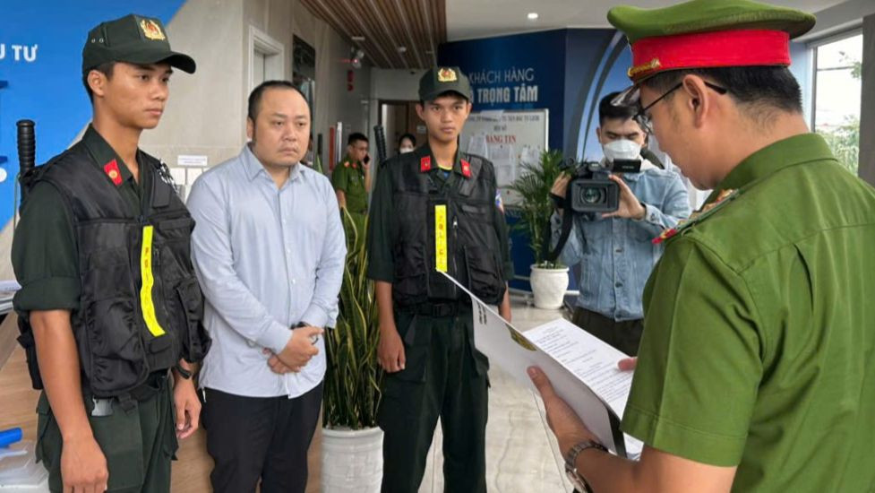 Công an thực hiện lệnh khởi tố đối với Nguyễn Quang Hoàng.