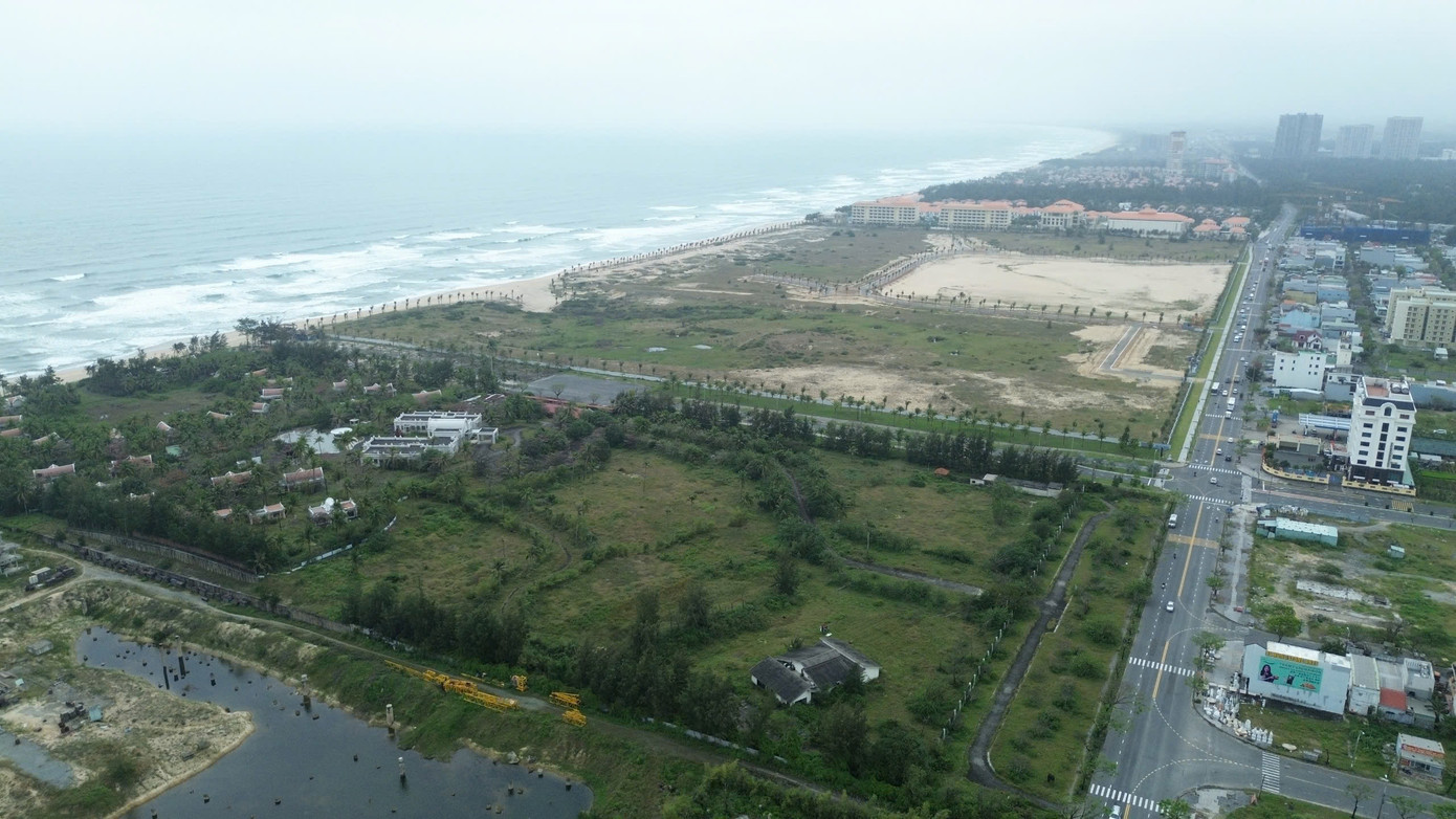 Ngoài các dự án liên quan đến Kết luận 2852, 269 của Thanh tra Chính phủ, Đà Nẵng còn có 1.313 dự án có vi phạm tương tự. Đa phần các dự án đều đang cần tháo gỡ để khơi thông nguồn lực. Theo lãnh đạo UBND TP Đà Nẵng, Nghị quyết mới của Quốc hội vừa ban hành vô cùng có ý nghĩa với Đà Nẵng lúc này, bởi nghị quyết sẽ giúp tháo gỡ vướng mắc cho hàng loạt dự án của TP. Ngoài các dự án liên quan đến Kết luận 2852, 269 của Thanh tra Chính phủ, Đà Nẵng còn có 1.313 dự án có vi phạm tương tự. Đa phần các dự án đều đang cần tháo gỡ để khơi thông nguồn lực. Theo lãnh đạo UBND TP Đà Nẵng, Nghị quyết mới của Quốc hội vừa ban hành vô cùng có ý nghĩa với Đà Nẵng lúc này, bởi nghị quyết sẽ giúp tháo gỡ vướng mắc cho hàng loạt dự án của TP.