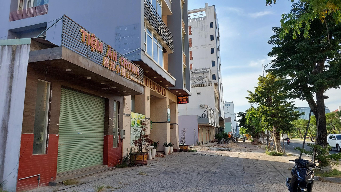 Trước năm 2019, khi dịch COVID-19 chưa bùng phát, tuyến đường ven biển Võ Nguyên Giáp là khu phố kinh doanh sầm uất, tấp nập du khách. Thế nhưng đã hơn 2 năm nay, khu phố được mệnh danh là "Phố Tàu" này tiêu điều, xơ xác. Không có khách, hàng loạt nhà hàng, khách sạn, cơ sở làm đẹp ở đây đóng cửa từ đó đến nay.