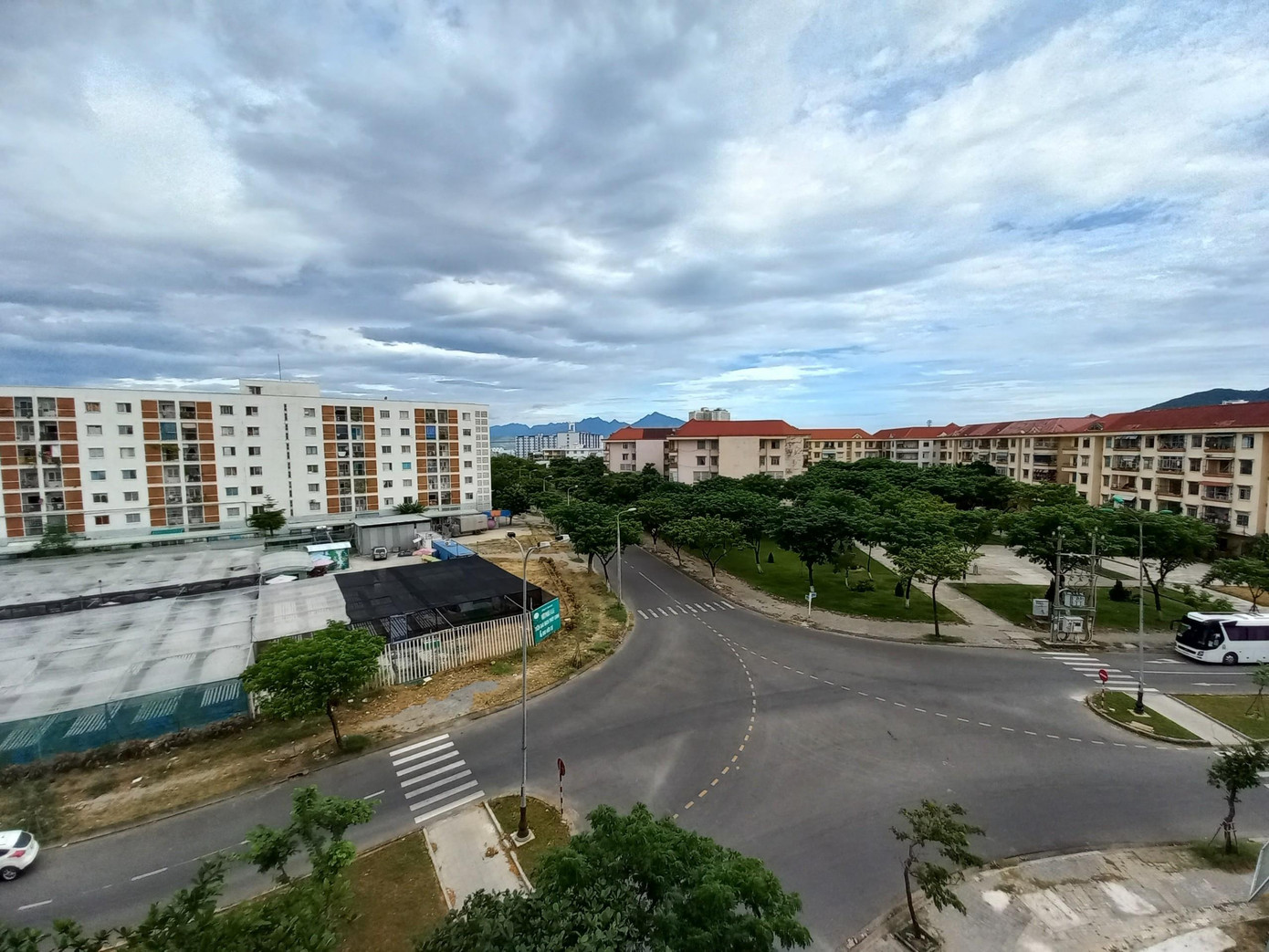 Góc phố đường Trần Thánh Tông - Phạm Huy Thông phường Nại Hiên Đông (quận Sơn Trà) vắng bóng người. Đến ngày 2/8, trên địa bàn phường Nại Hiên Đông ghi nhân thêm 15 ca mắc COVID-19 mới (có 3 F1 được cách ly, xét nghiệm âm tính trước đó; 7 ca lấy mẫu hộ gia đình và khu vực nguy cơ cao và 5 ca là F1 cộng đồng). Tính từ ngày 10/7 đến nay, riêng địa bàn phường Nại Hiên Đông đã có 95 ca mắc COVID-19 được phát hiện và là điểm nóng về dịch bệnh trên địa bàn Đà Nẵng.