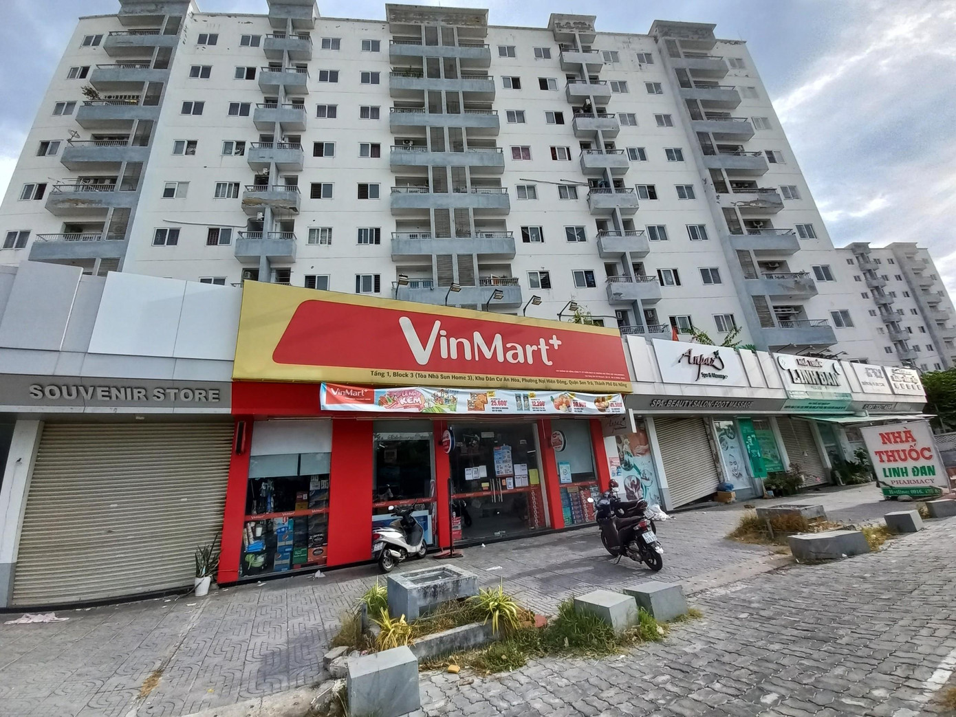 Một siêu thị còn hoạt động trên đường Vân Đồn, tuy nhiên lượng người dân đến mua khá ít. UBND phường đang triển khai việc Tổ COVID-19 cộng đồng đi chợ giúp dân trong những ngày phong tỏa.